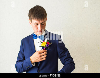 Boutonnière de mariage merveilleux sur un costume du marié Banque D'Images