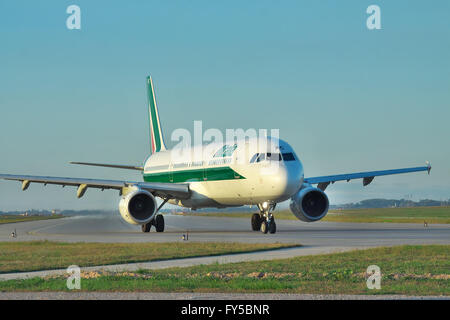 Borispol, l'Ukraine - 17 septembre 2011 : Alitalia Airbus A321 le roulage vers la piste sur le coucher du soleil Banque D'Images