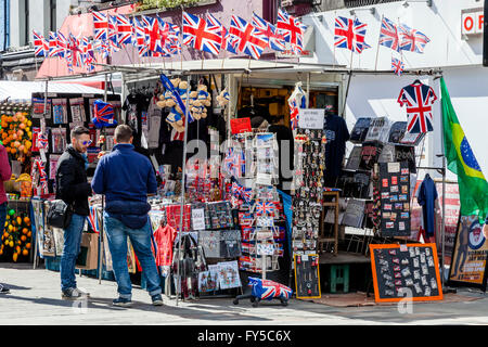 Vente de souvenirs, de décrochage du marché de Camden Dimanche, Camden Town, London, UK Banque D'Images