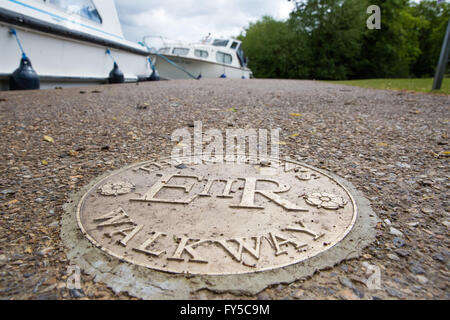 Windsor, Royaume-Uni. 20 mai, 2015. Un marqueur de l'allée de la Reine qui dénotent le Thames Path. Banque D'Images