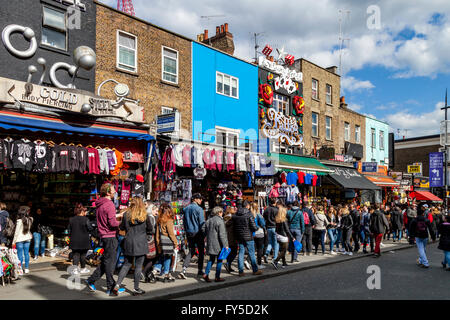 Les gens shopping à Camden Market Dimanche, Camden Town, London, UK Banque D'Images