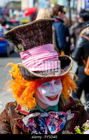 'The Mad Hatters Tea Party' de spectacles de rue, marché du dimanche, Camden Camden Town, London, UK Banque D'Images
