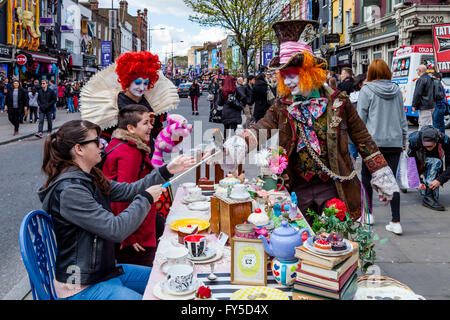 'The Mad Hatters Tea Party' de spectacles de rue, marché du dimanche, Camden Camden Town, London, UK Banque D'Images