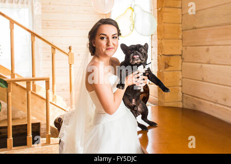 Girl holding un bouledogue français dans ses bras. Banque D'Images