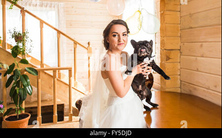 Girl holding un bouledogue français dans ses bras. Banque D'Images