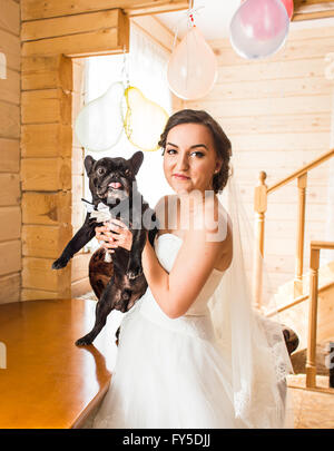 Girl holding un bouledogue français dans ses bras. Banque D'Images