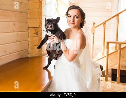 Girl holding un bouledogue français dans ses bras. Banque D'Images