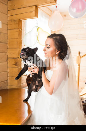 Girl holding un bouledogue français dans ses bras. Banque D'Images