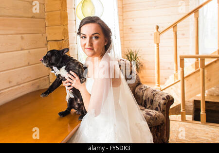 Girl holding un bouledogue français dans ses bras. Banque D'Images