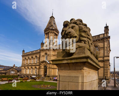 Sculpture du Lion à l'extérieur de Victoria Hall à Saltaire, Bradford, West Yorkshire, Angleterre Banque D'Images