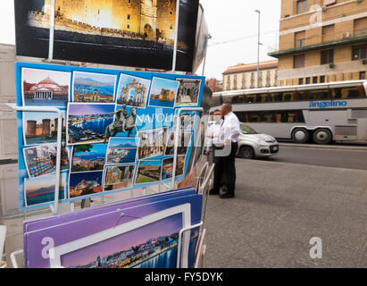 Cartes postales / cartes postales en vente à l'extérieur d'une boutique de souvenirs à Naples / Naples , Italie. Banque D'Images