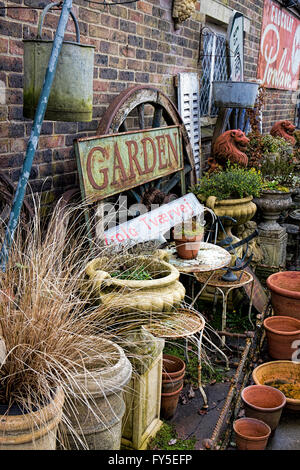 Ornements de jardin, de la signalisation et des pots à La Maison Verte, Heathfield, East Sussex Banque D'Images