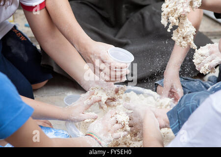 Les enfants avec les mains pleines de farine la préparation d'un repas Banque D'Images