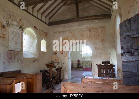 L'intérieur de l'église paroissiale du hameau de Coombes montrant peintures murales médiévales Banque D'Images