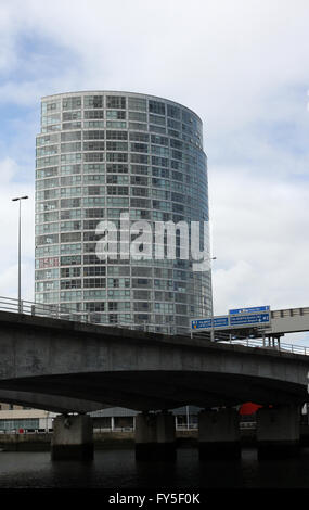 L'Obel tour derrière le pont M3 à Belfast , Irlande du Nord. Banque D'Images