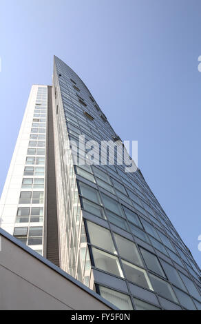 Immeuble d'appartements modernes de grande taille au Royaume-Uni à côté de l'emplacement côté eau, la tour Obel, Donegall Quay, Belfast, Irlande du Nord. Banque D'Images