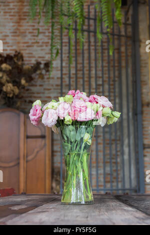 Magnifiques fleurs roses dans un vase Banque D'Images