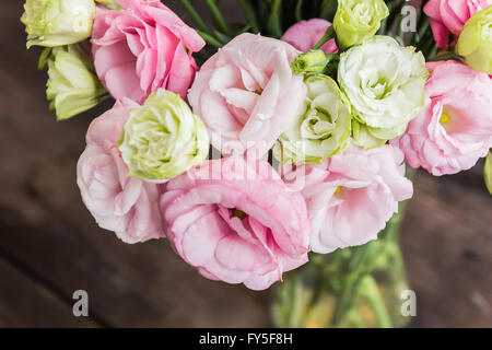 Magnifiques fleurs roses dans un vase Banque D'Images