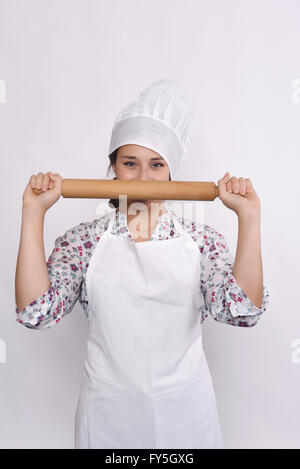 Portrait of young beautiful chef avec un rouleau à pâtisserie. Isolé sur fond blanc. Banque D'Images