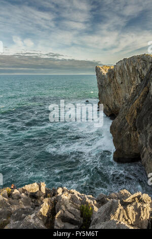 Vagues se brisant sur les falaises de Pría dans les Asturies (Espagne). Banque D'Images