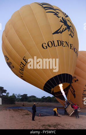 L'inflation d'un ballon à air chaud sur le piquage (Old Bagan - Myanmar). Gonflage d'une montgolfière sur l'aire d'envol. Banque D'Images