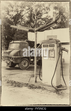 Vintage à la vieille image de pompes à carburant et un vieux camion Ford Thames trader pourrait être la couverture d'un livre ou de l'affiche. Banque D'Images
