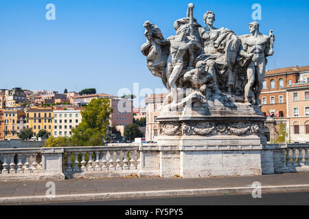 Sculpture de Ponte Vittorio Emanuele II. C'est un pont à Rome construit aux dessins et modèles de 1886 par l'architecte Ennio De Rossi Banque D'Images