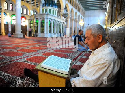 (160422) -- LE CAIRE, Avril 22, 2016 (Xinhua) -- Hassan Safari, un ancien fonctionnaire du gouvernement, lit le Coran à la mosquée des Omeyyades à Damas, capitale de la Syrie, le 18 avril 2016. Safari lit le Coran ici tous les jours pour obtenir un état de paix intérieure. La 21e Journée mondiale du livre arrivera le samedi. "Un livre est un lien entre le passé et l'avenir. C'est un pont entre les générations et entre les cultures. C'est une force de création et de partage de connaissances et de sagesse." a déclaré le directeur général de l'UNESCO, Irina Bokova. Après cinq ans depuis le début du printemps arabe en 2011, la plupart des pays arabes co Banque D'Images