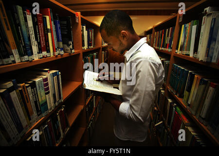 (160422) -- LE CAIRE, Avril 22, 2016 (Xinhua) -- Ba'shar Mohamed Nour-Eddin, un étudiant soudanais lit un livre au centre Al-Faisal dans la capitale soudanaise Khartoum, le 17 avril 2016. Les conditions économiques difficiles et des prix élevés des livres ne pouvait pas empêcher Ba'shar Mohamed Nour-Eddin, un étudiant soudanais, de préserver son passe-temps la lecture et la recherche, de temps en temps, d'obtenir un nouveau roman ou tout autre livre. La 21e Journée mondiale du livre arrivera le samedi. "Un livre est un lien entre le passé et l'avenir. C'est un pont entre les générations et entre les cultures. Je Banque D'Images