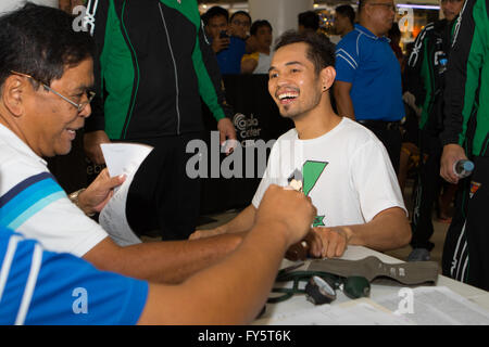 22/4/2016 Ayala Center,Cebu City,Philippines.Peser-dans pour le monde WBO,Jr championnat poids plume lutte entre Filipino-American,boxer 'Nonito Donaire Le Filipino Flash' (32 ans W36 L3 D0) et Challenger à partir de la Hongrie, Zsolt Bedak (32 ans W25 L1 D0). En photo,Nonito Donaire partage une lumière hearted moment avec l'un des médecins au cours de la visite médicale obligatoire. Banque D'Images