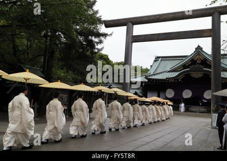 Tokyo, Japon. Apr 21, 2016. Les prêtres Shinto entrez le temple principal du temple Yasukuni pour une cérémonie de culte purufication's Spring Festival à Tokyo le jeudi 21 avril, 2016. La guerre controversée de culte, où les criminels de guerre condamnés sont consacrés avec morts à la guerre, le Japon est maintenant trois jours de fête du printemps jusqu'au 23 avril. © Yoshio Tsunoda/AFLO/Alamy Live News Banque D'Images