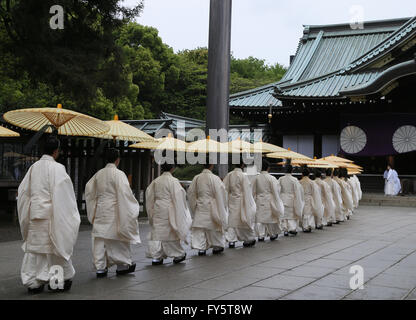 Tokyo, Japon. Apr 21, 2016. Les prêtres Shinto entrez le temple principal du temple Yasukuni pour une cérémonie de culte purufication's Spring Festival à Tokyo le jeudi 21 avril, 2016. La guerre controversée de culte, où les criminels de guerre condamnés sont consacrés avec morts à la guerre, le Japon est maintenant trois jours de fête du printemps jusqu'au 23 avril. © Yoshio Tsunoda/AFLO/Alamy Live News Banque D'Images