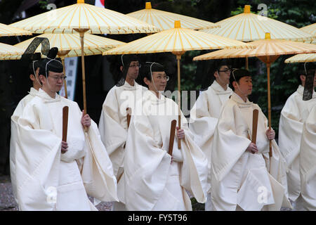 Tokyo, Japon. Apr 21, 2016. Les prêtres shintoïstes tiennent leurs parapluies pour se préparer à une cérémonie de l'spting purufication festival au sanctuaire de Yasukuni à Tokyo, le jeudi 21 avril, 2016. La guerre controversée de culte, où les criminels de guerre condamnés sont consacrés avec morts à la guerre, le Japon est maintenant trois jours de fête du printemps jusqu'au 23 avril. © Yoshio Tsunoda/AFLO/Alamy Live News Banque D'Images