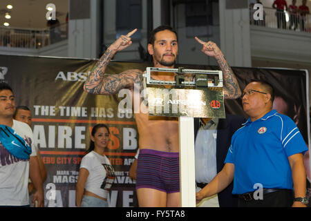 22/4/2016 Ayala Center,Cebu City,Philippines.Peser-dans pour le monde WBO,Jr championnat poids plume lutte entre Filipino-American,boxer 'Nonito Donaire Le Filipino Flash' (32 ans W36 L3 D0) et Challenger à partir de la Hongrie, Zsolt Bedak (32 ans W25 L1 D0).Sur la même carte et sur la photo,Australian Paul Fleming sur la balance. Banque D'Images