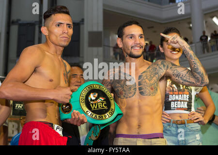 22/4/2016 Ayala Center,Cebu City,Philippines.Peser-dans pour le monde WBO,Jr championnat poids plume lutte entre Filipino-American,boxer 'Nonito Donaire Le Filipino Flash' (32 ans W36 L3 D0) et Challenger à partir de la Hongrie, Zsolt Bedak (32 ans W25 L1 D0). Sur la même carte et sur la photo,boxeur australien Paul Fleming & Miguel Angel Gonzalez du Mexique face-off. Banque D'Images