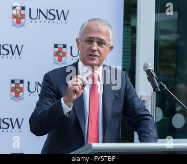 (160422) -- SYDNEY, 22 avril 2016 (Xinhua) -- Le Premier ministre australien, Malcolm Turnbull prend la parole à la cérémonie de dévoilement de l'Université de New South Wales (UNSW) à Sydney, Australie, le 22 avril 2016. L'Australie a fait valoir qu'ils mènent la course internationale à la compréhension de l'informatique quantique après que le premier ministre Malcolm Turnbull a visité une nouvelle installation de recherche. Le vendredi de l'UNSW a dévoilé son nouveau complexe de laboratoires de l'informatique quantique, doubler sa capacité de production à mesure qu'il continue la charge de créer un processeur quantique à base de silicium, un point critique dans la course mondiale à faire quant Banque D'Images