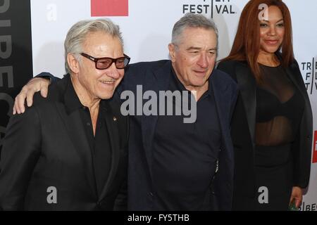 New York, USA. 21 avril, 2016. Harvey Keitel, Robert De Niro, Grace Hightower arrivées au chauffeur de taxi pour une projection spéciale au Festival du film de Tribeca 2016, Beacon Theater, new, New York le 21 avril 2016. Photo par : Patrick Cashin/Everett Collection Crédit : Everett Collection Inc/Alamy Live News Banque D'Images