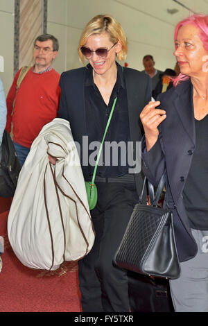 L'actrice Cate Blanchett est perçu à l'arrivée à l'Aéroport International de Tokyo à Tokyo, Japon, le 21 avril 2016./photo alliance Banque D'Images