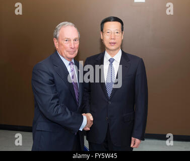 (160421) -- NEW YORK, 21 avril 2016 (Xinhua) -- le vice-Premier ministre chinois Zhang Jaili (R) rencontre avec le Secrétaire général des Nations Unies Ban Ki-moon, envoyé spécial pour les villes et les changements climatiques à New York Michael Bloomberg, les États-Unis, le 21 avril 2016. Zhang, assistera à la cérémonie de signature de l'accord climatique de Paris le 22 avril que le président chinois Xi Jinping a envoyé spécial. (Xinhua/Wang Ye) (whj) Banque D'Images