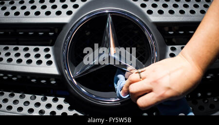 (Dossier) - Une archive photo, datée du 23 septembre 2014, montre un nettoyage de l'assistant fari logo Mercedes Benz de carmaker Daimler sur l IAA véhicules utilitaires à Hanovre, en Allemagne. L'association de protection de l'environnement et des consommateurs la "Deutsche Umwelthilfe' envisage de demander la révocation des réceptions par type de véhicules à moteur Mercedes Benz. Photo : afp/Spata Ole Banque D'Images