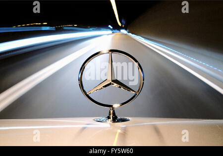 (Dossier) une archive photo montre une Mercedes roulant à travers un tunnel à Aalen, Allemagne. Daimler AG discutera de son chiffres d'affaires de l'année précédente au cours d'une conférence de presse le 09 février 2012. Photo : JAN-PHILIPP STROBEL Banque D'Images