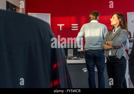 Knutsford, Cheshire, Royaume-Uni. 21 avril, 2016. Tesla Model X - Lancement chez Tesla Motors, Knutsford 21/04/2016 Lancement de Tesla Model Crédit : Daniel Wyre/Alamy Live News Banque D'Images