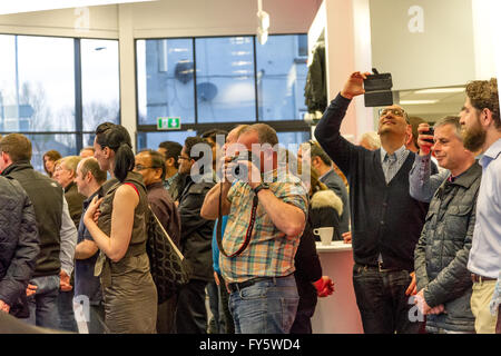 Knutsford, Cheshire, Royaume-Uni. 21 avril, 2016. Tesla Model X - Lancement chez Tesla Motors, Knutsford 21/04/2016 Lancement de Tesla Model Crédit : Daniel Wyre/Alamy Live News Banque D'Images