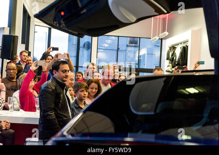 Knutsford, Cheshire, Royaume-Uni. 21 avril, 2016. Tesla Model X - Lancement chez Tesla Motors, Knutsford 21/04/2016 Lancement de Tesla Model Crédit : Daniel Wyre/Alamy Live News Banque D'Images