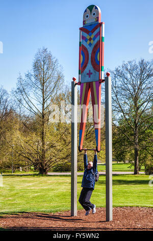 Britzer Garten, Neukölln, Berlin, Allemagne. 21 avril 2016. Les berlinois, tirée à l'extérieur par temps plus chaud, visitez le parc de 90 hectares. L'attraction principale du printemps est le "Tulipan' show, une exposition de 500 000 tulipes. Les lits de fleurs, Wilder officiel parc, des lacs, des fontaines, des sculptures et des restaurants. Le parc abrite également le plus grand cadran solaire en Europe, un merveilleux terrain de jeu pour enfants et un train miniature. Eden Breitz/ Alamy Live News Banque D'Images