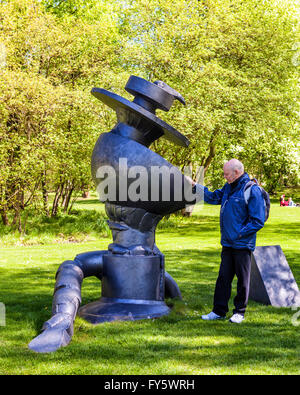 Britzer Garten, Neukölln, Berlin, Allemagne. 21 avril 2016. Les berlinois, tirée à l'extérieur par temps plus chaud, visitez le parc de 90 hectares. L'attraction principale du printemps est le "Tulipan' show, une exposition de 500 000 tulipes. Les lits de fleurs, Wilder officiel parc, des lacs, des fontaines, des sculptures et des restaurants. Le parc abrite également le plus grand cadran solaire en Europe, un merveilleux terrain de jeu pour enfants et un train miniature. Eden Breitz/ Alamy Live News Banque D'Images