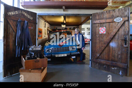 Eisenach, Allemagne. 22 avr, 2016. Un membre du personnel polit une Wartburg 353 qui a été produit en RDA au musée automobile Welt Eisenach (AWE) car museum à Eisenach, Allemagne, 22 avril 2016. Le musée a ouvert la nouvelle exposition sur l'avant-guerre Histoire de BMW. Photo : Martin Schutt/dpa/Alamy Live News Banque D'Images