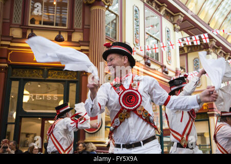 Londres, Royaume-Uni. 22 avril 2016. Morris Dancers à partir de la St Mary's Ewell Morris Men effectuer lors de l'assemblée le jour de la Saint-georges anniversaire à Leadenhall Market dans la ville de Londres. Crédit : Images éclatantes/Alamy Live News Banque D'Images