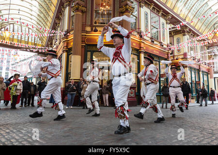 Londres, Royaume-Uni. 22 avril 2016. Morris Dancers à partir de la St Mary's Ewell Morris Men effectuer lors de l'assemblée le jour de la Saint-georges anniversaire à Leadenhall Market dans la ville de Londres. Crédit : Images éclatantes/Alamy Live News Banque D'Images