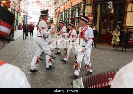 Londres, Royaume-Uni. 22 avril 2016. Morris Dancers à partir de la St Mary's Ewell Morris Men effectuer lors de l'assemblée le jour de la Saint-georges anniversaire à Leadenhall Market dans la ville de Londres. Crédit : Images éclatantes/Alamy Live News Banque D'Images